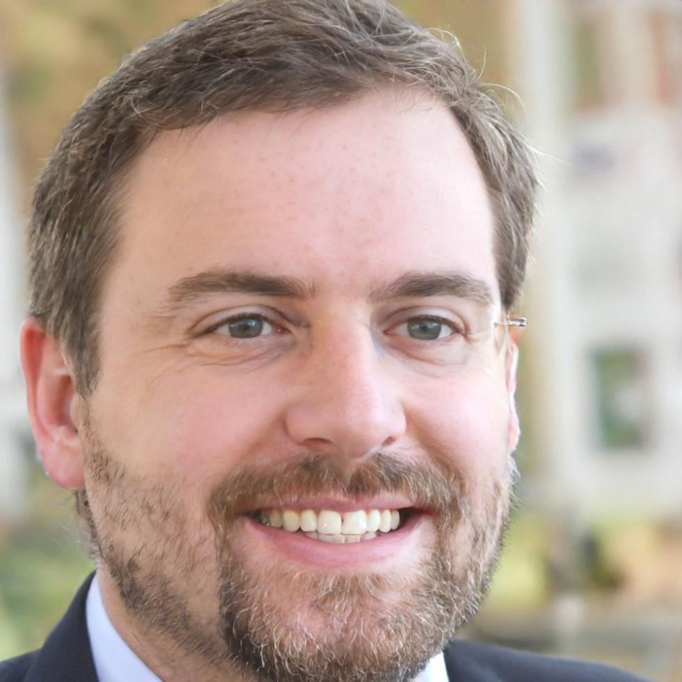 Erfahrener Mentor von enerviadt bei der Arbeit mit einem Teilnehmer